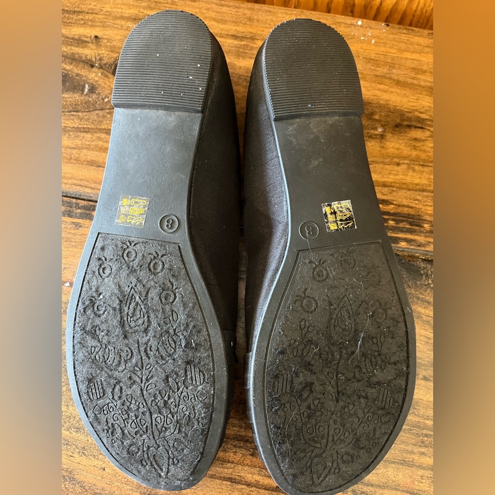 Woman’s black flat shoes - Picture 2 of 3